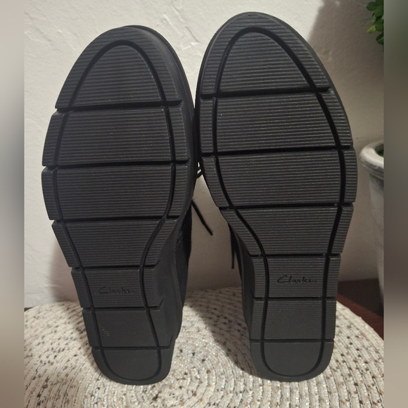 Clarks Black Suede Chukka Boots Size 8.5. main image 7